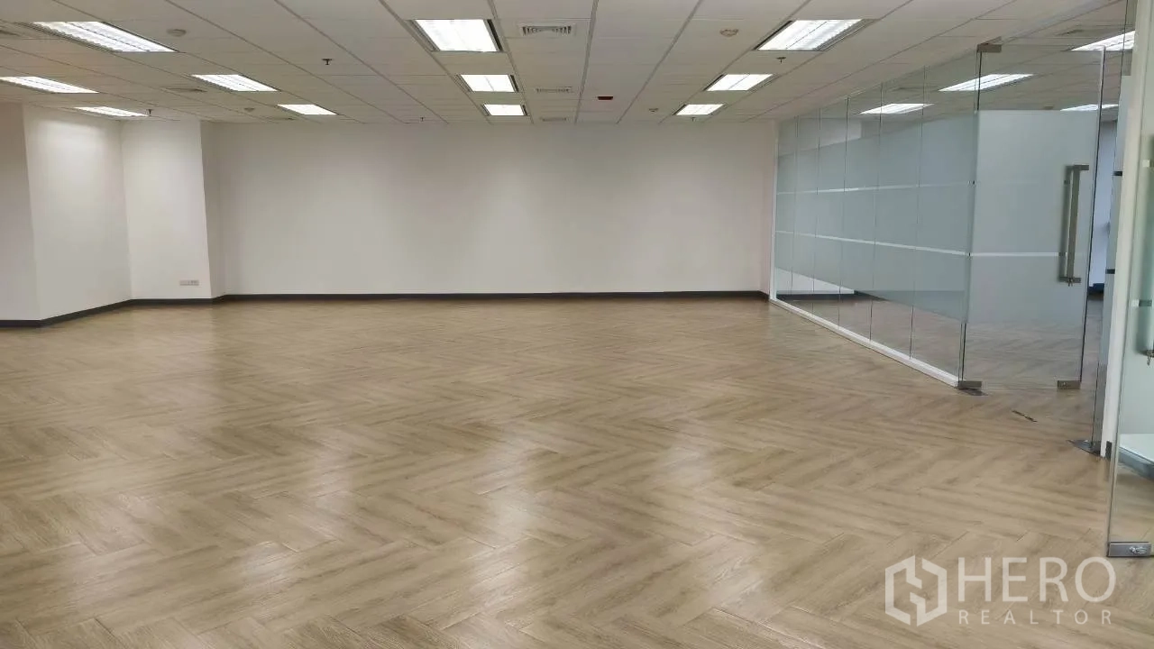 Office Space for rent in Ratchathewi, Bangkok - Open plan office with frosted glass partitions and window wall framing city views.