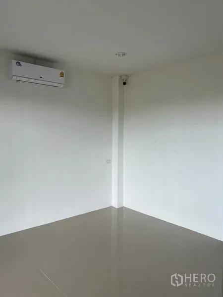 Warehouse for rent in Lam Luk Ka, Pathum Thani - Clean white office room with air conditioner and glossy tiled floor inside the warehouse.