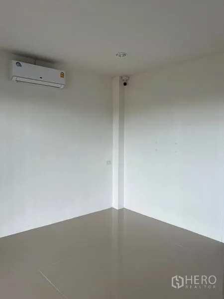 Warehouse for rent in Lam Luk Ka, Pathum Thani - Clean white office room with air conditioner and glossy tiled floor inside the warehouse.