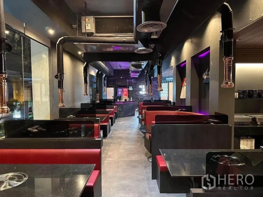 Retail Space for rent - Long dining hall layout featuring ducted ventilation, modern lighting, and multiple booths in a ready-to-use retail unit.