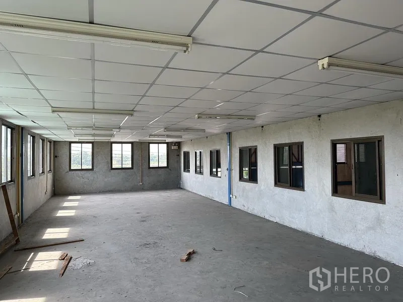 Warehouse for rent in Bang Phli, Samut Prakan - Unfurnished upper-floor office space with drop ceiling, fluorescent lighting, and many windows.
