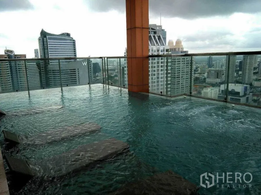 Condominium for rent in Bang Rak, Bangkok - Rooftop infinity pool with glass railing and sweeping Bangkok skyline views.