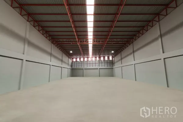 Factory for rent in Mueang Samut Sakhon, Samut Sakhon - Long-span warehouse with high ceiling and skylight strip providing bright natural light.