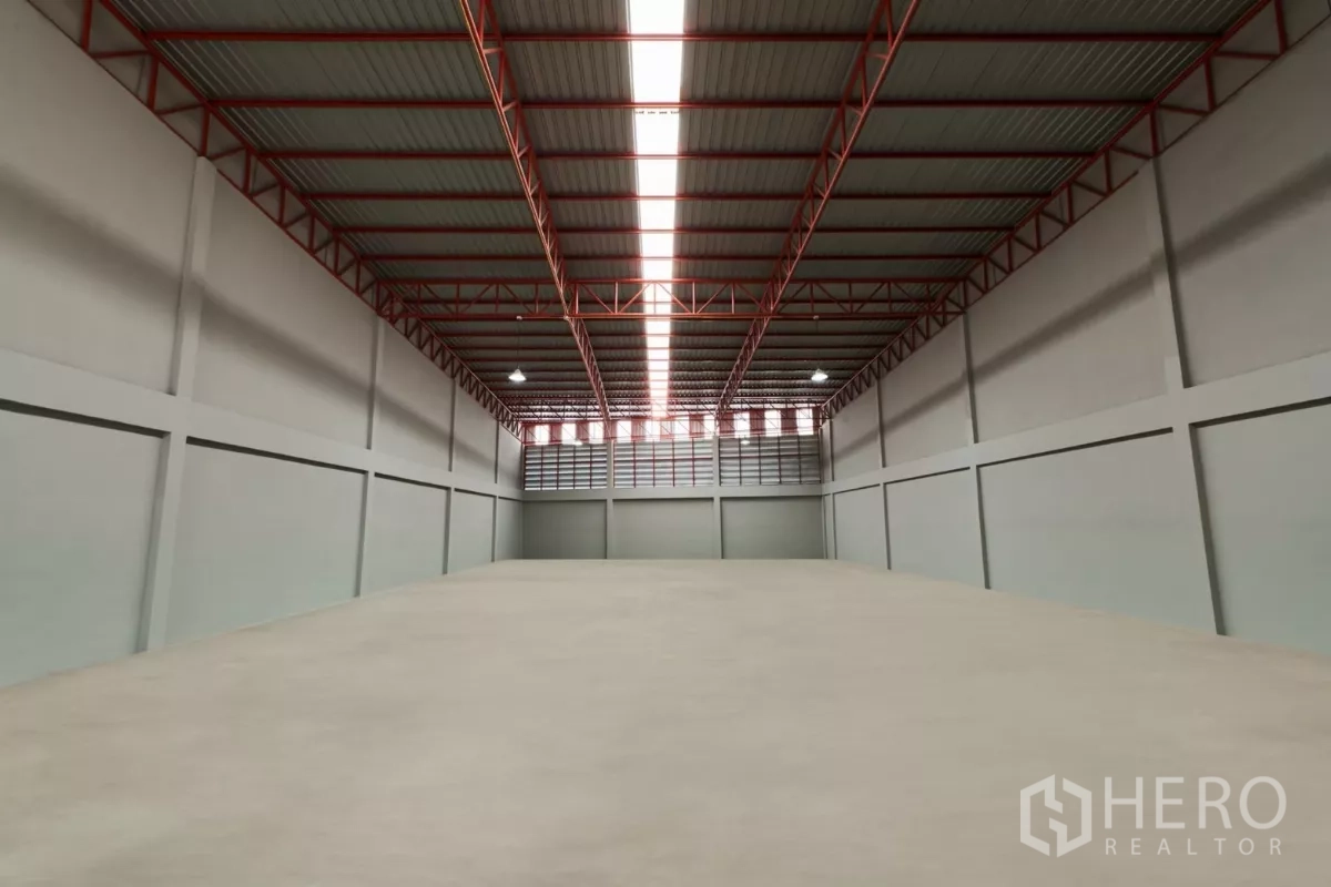 Factory for rent in Mueang Samut Sakhon, Samut Sakhon - Long-span warehouse with high ceiling and skylight strip providing bright natural light.