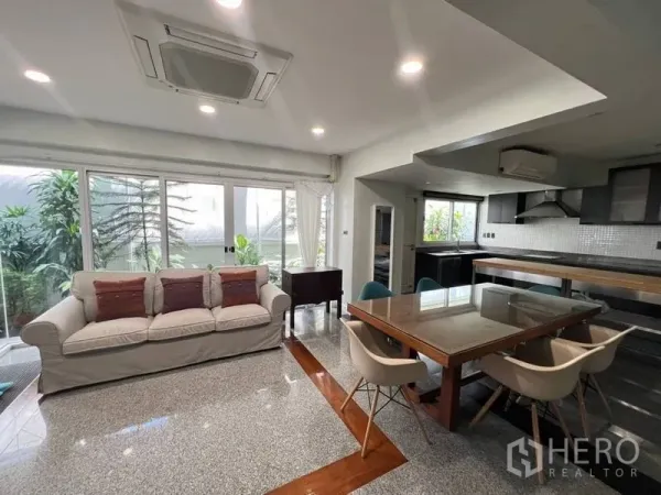 联排别墅 出租在Khlong Toei, Bangkok - 开放式客餐厨一体，落地滑门通向小花园。