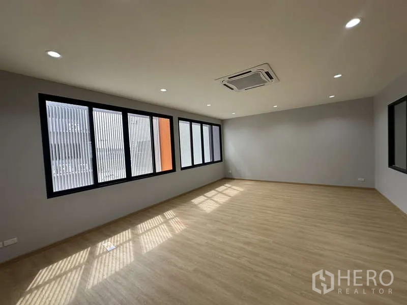Factory for rent or sale in Lam Luk Ka, Pathum Thani - Long meeting or work room with cassette ceiling air-con and vertical blinds.