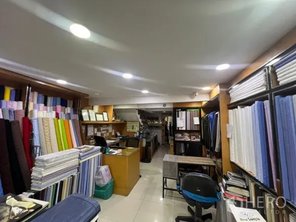 店屋 出租或出售在Watthana, Bangkok - 一层零售区，陈列布料与柜台，嵌入式照明明亮。