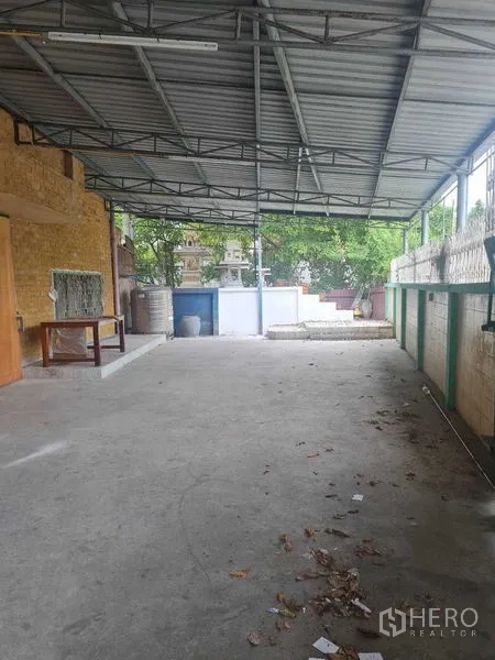 Warehouse for rent in Bang Yai, Nonthaburi - Loading bay with metal roof, open sides and wide concrete apron.