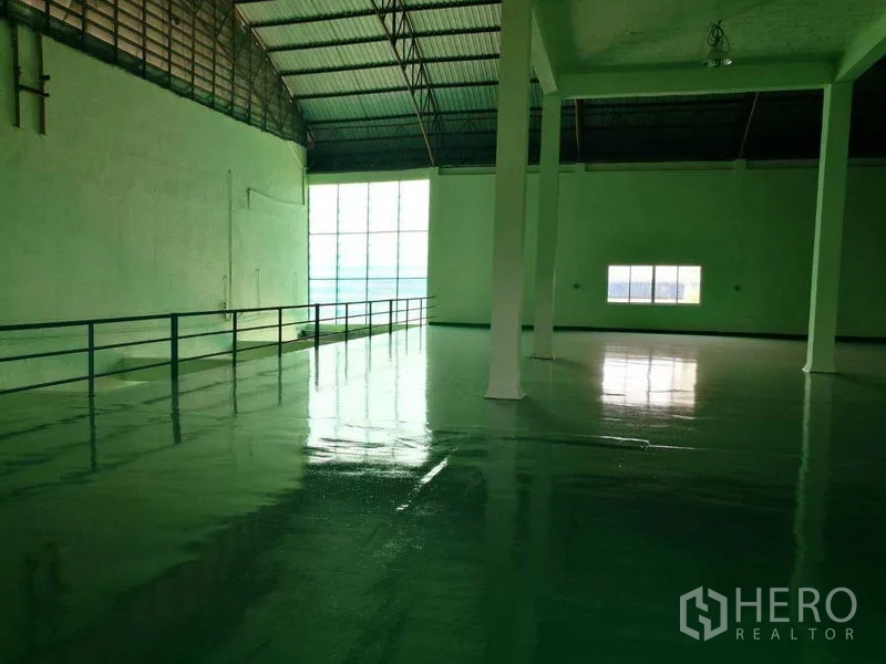 工厂 出租在Mueang Samut Sakhon, Samut Sakhon - 夹层生产区，高拱形屋顶带采光板与安全栏杆。