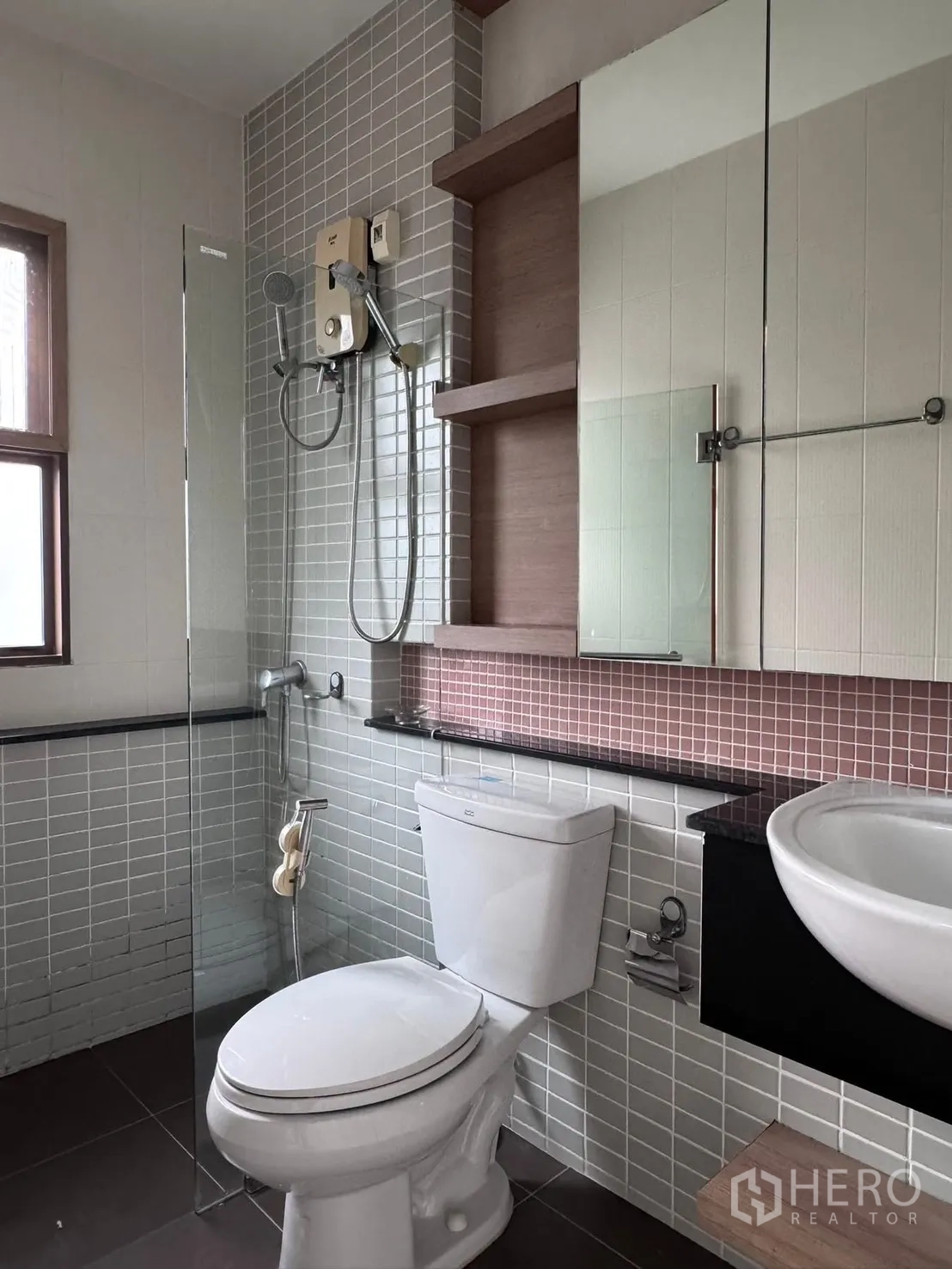Townhouse for rent in Phra Khanong, Bangkok - Second bathroom with walk-in shower, mirror cabinets, and shelving.