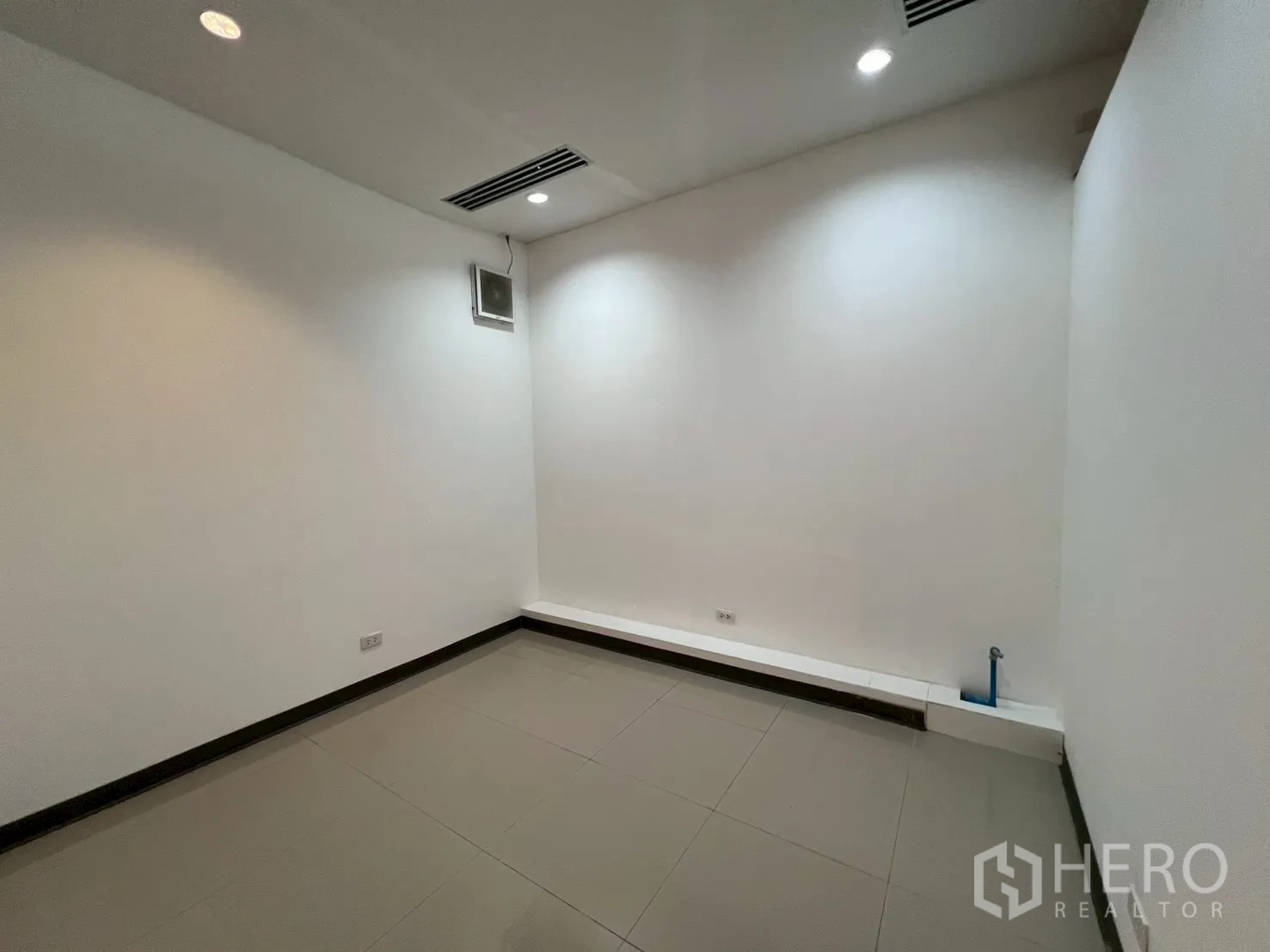 Retail Space for rent in Watthana, Bangkok - Windowless treatment room with downlights and a ventilation fan.