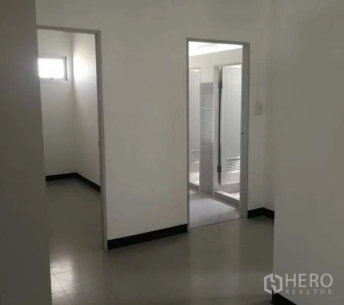 工厂 出租在Bang Bo, Samut Prakan - 简洁的办公室走廊，连接员工房与卫生间区域。