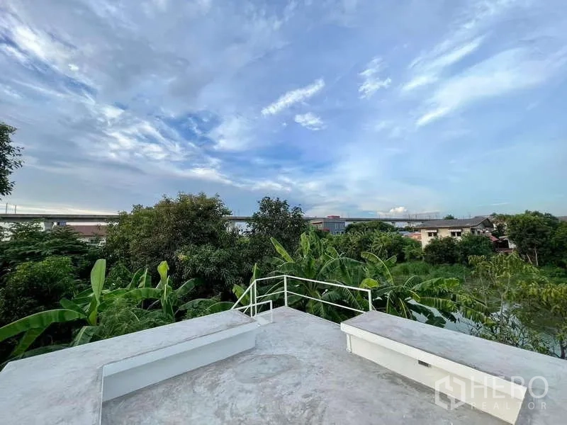 独立式住宅 出租在Lat Krabang, Bangkok - 屋顶露台带内置座椅，可远眺树梢与社区景观。