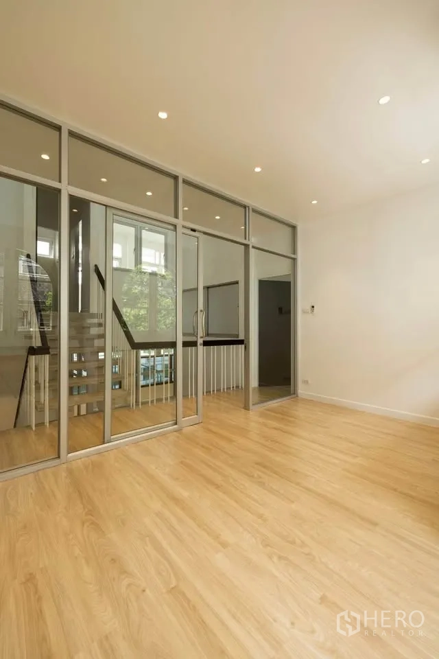 Townhouse for rent in Khlong Toei, Bangkok - Multi-purpose room enclosed by full glass partitions beside the staircase.
