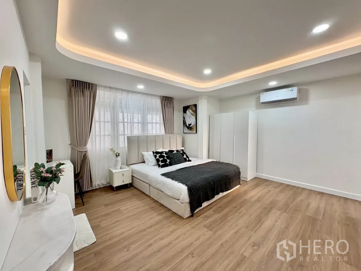 独立式住宅 出租在Huai Khwang, Bangkok - 主卧空间大，灯槽天花、双人床与木地板
