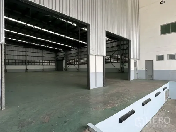 Factory for rent in Mueang Samut Prakan, Samut Prakan - Raised loading platform leading into the high-clearance warehouse interior with dock bumpers.