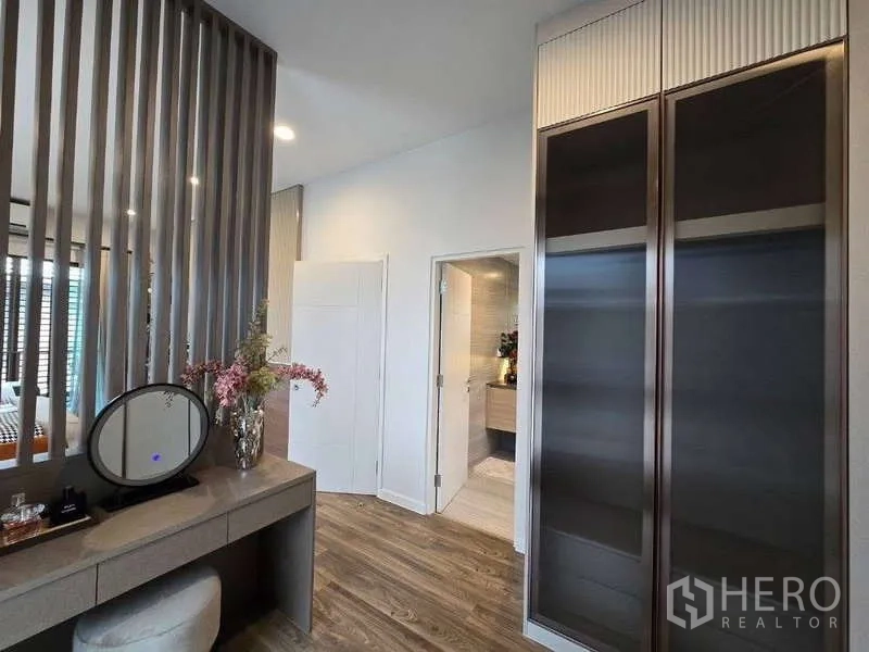 Detached House for rent in Bang Kapi, Bangkok - Walk-in vanity area with partition and a door to the ensuite bathroom.