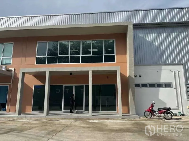 Warehouse for rent in Nikhom Phatthana, Rayong - Front office block with large glass windows attached to the warehouse