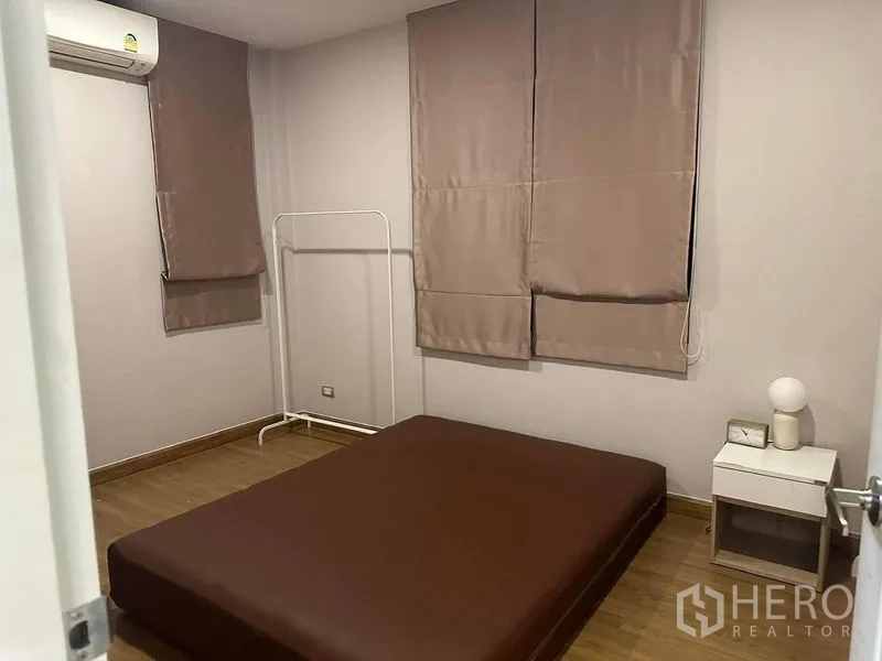 Detached House for rent in Bang Phli, Samut Prakan - Simple bedroom with floor mattress, blinds and bedside table.