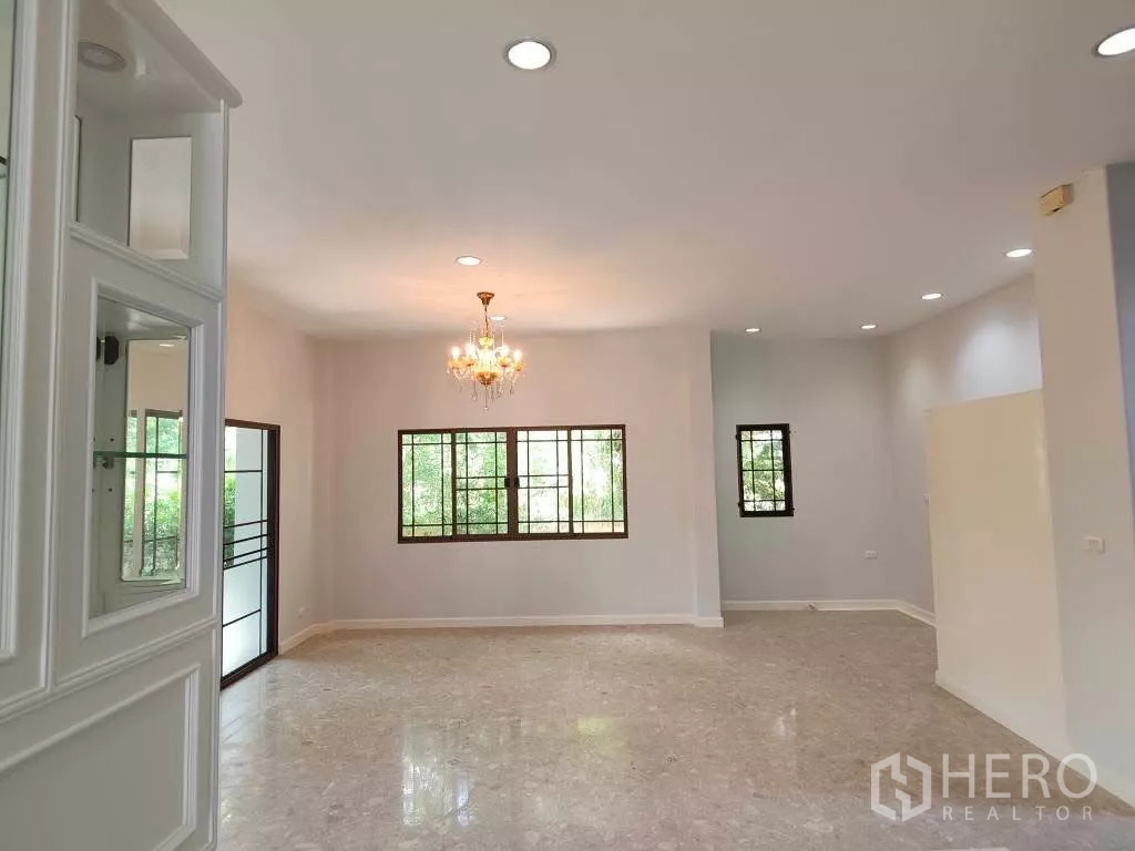Detached House for rent or sale in Mueang Nonthaburi, Nonthaburi - Spacious dining area with chandelier, marble tile floor and large windows.