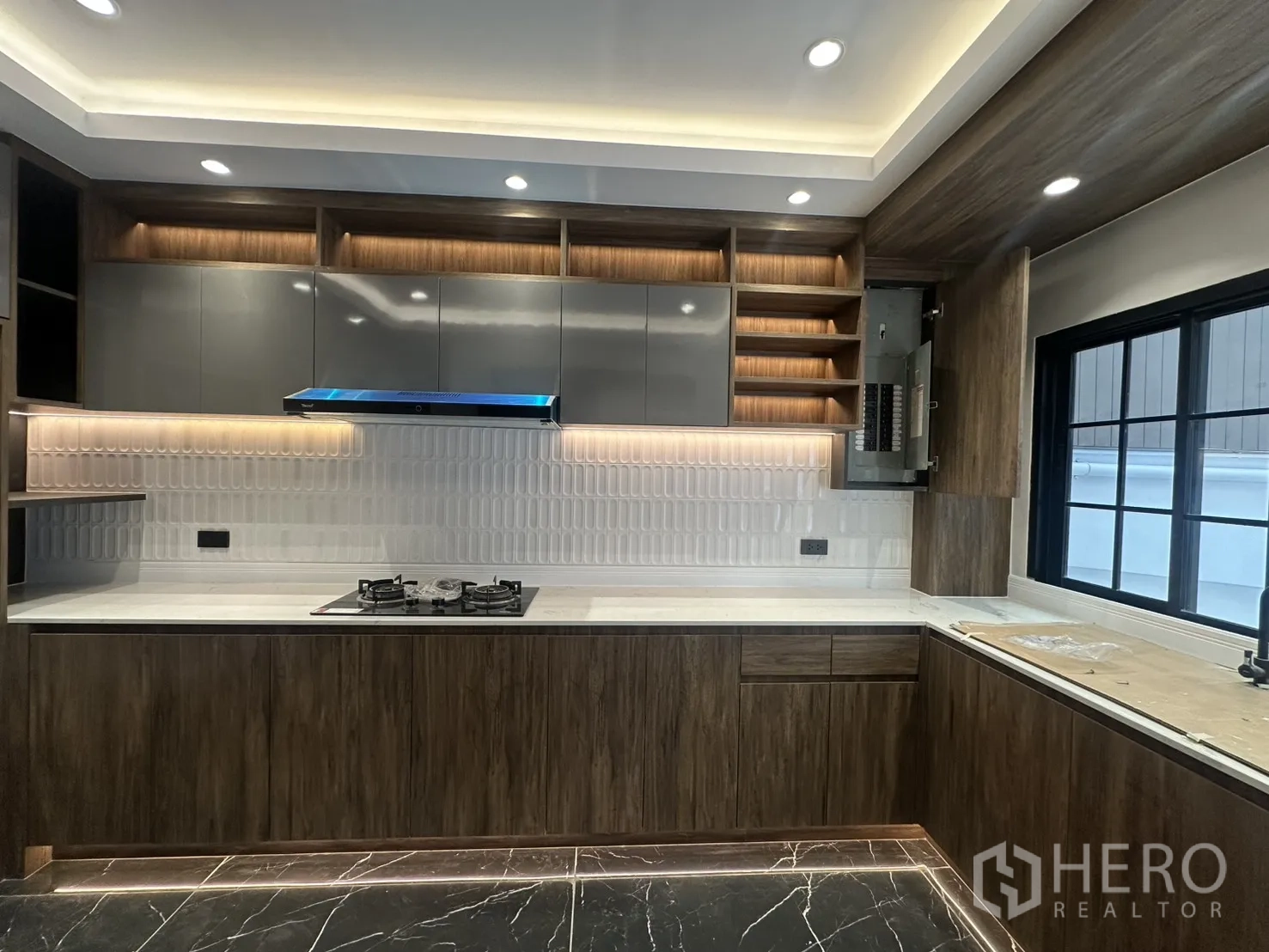 Home Office for rent in Watthana, Bangkok - Contemporary kitchen with wood cabinetry, backsplash and stovetop.