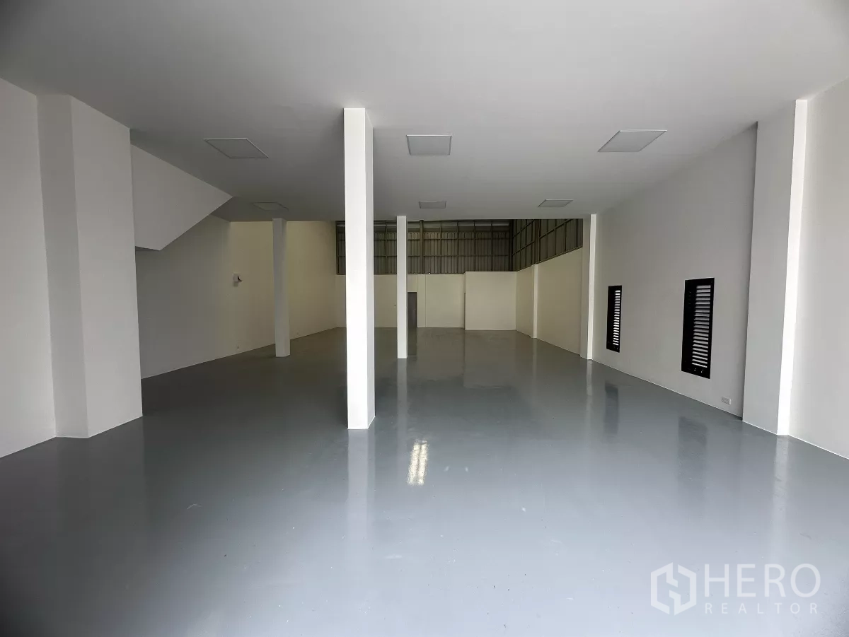 货栈 出售在Khlong Luang, Pathum Thani - 仓库内部空间，环氧地坪、白墙与承重柱。