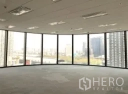 Office Space for rent in Ratchathewi, Bangkok - Corner office floor with floor‑to‑ceiling windows and panoramic Bangkok skyline views.