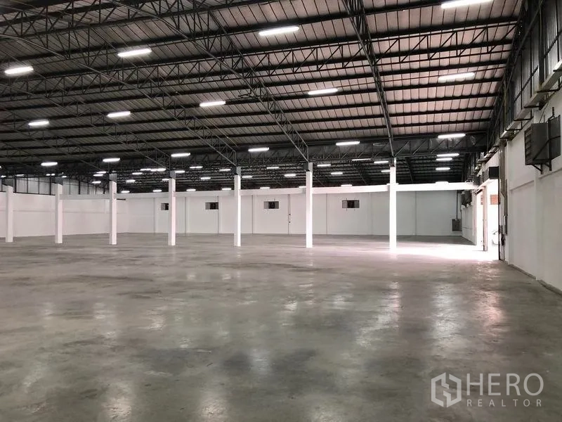 货栈 出租在Pak Kret, Nonthaburi - 面向装卸门的内部视图，结构立柱清晰，采光充足。