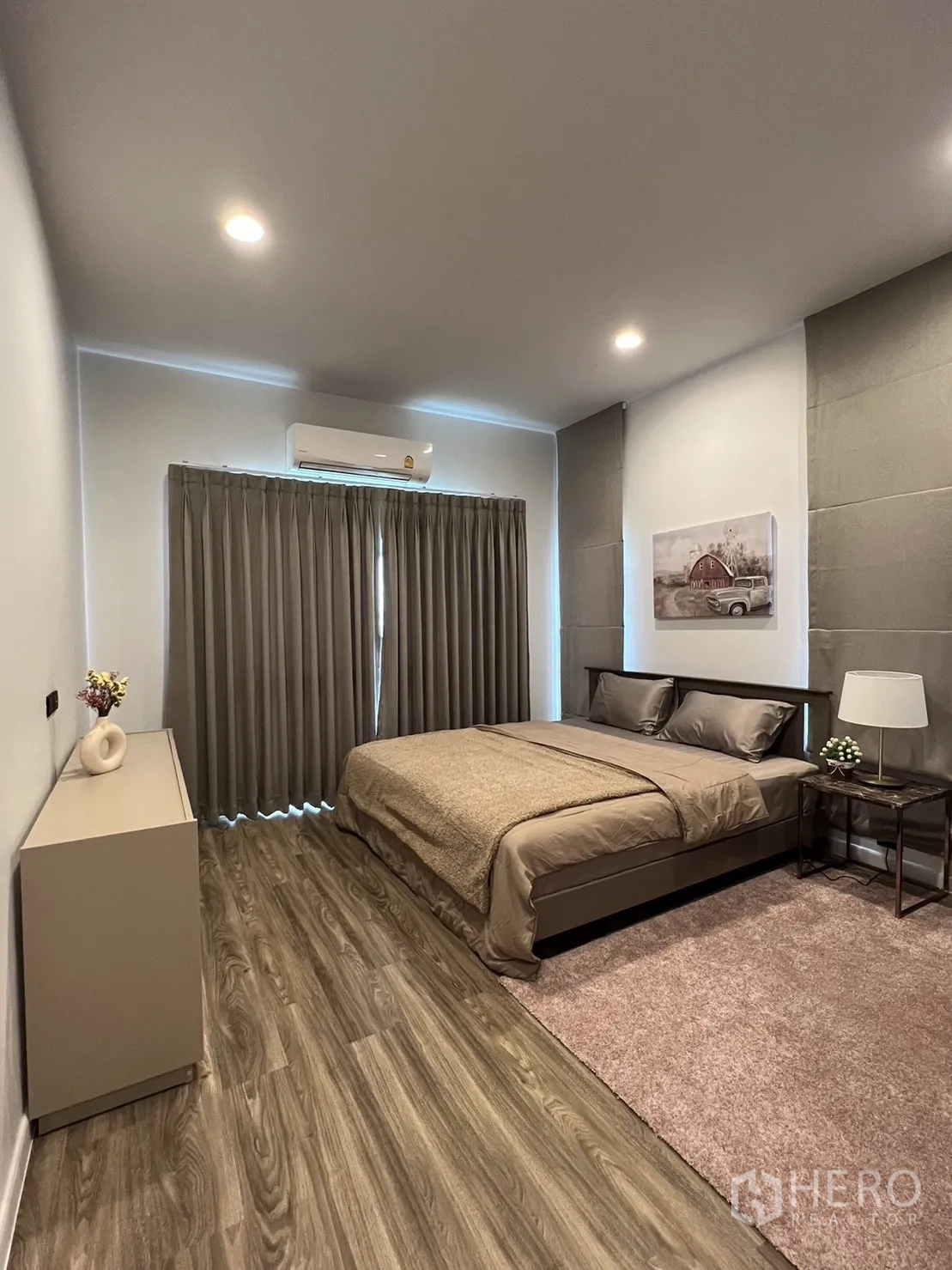 Detached House for rent in Bang Kapi, Bangkok - Second bedroom with king bed, wardrobe and warm lighting.