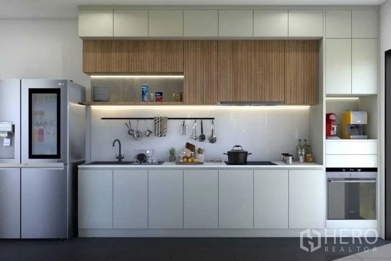 Townhouse for sale in Suan Luang, Bangkok - Modern linear kitchen with cabinets, sink, hob and built-in appliances.