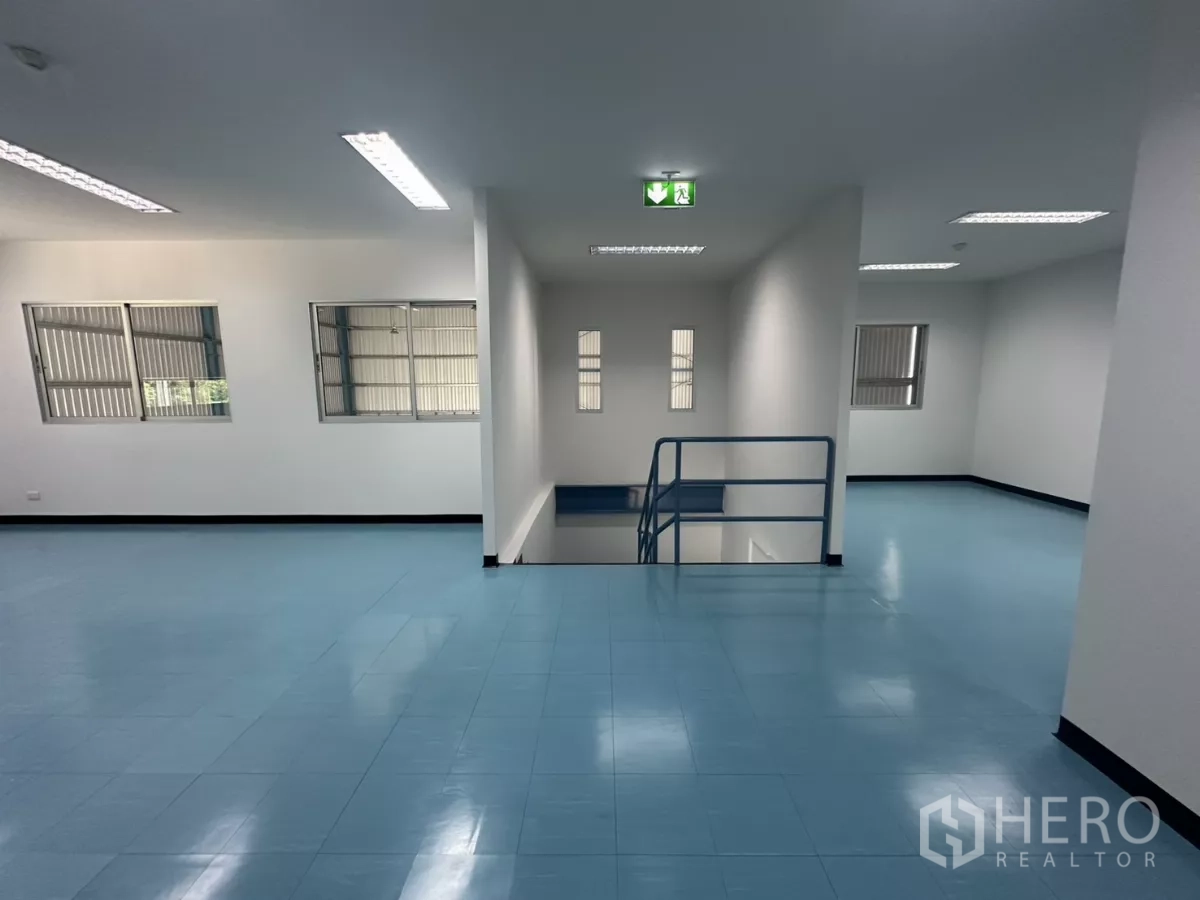 Factory for rent in Bang Phli, Samut Prakan - Wide mezzanine workspace overlooking the stairwell with multiple windows.