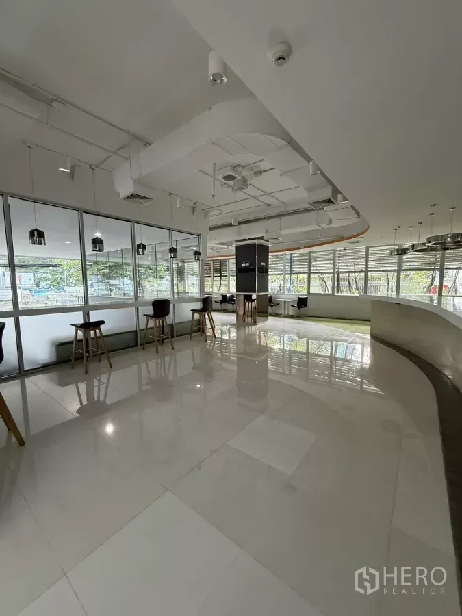 Retail Space for rent in Bang Rak, Bangkok - Bright open-plan retail unit with wraparound windows, glossy tiles and bar seating.