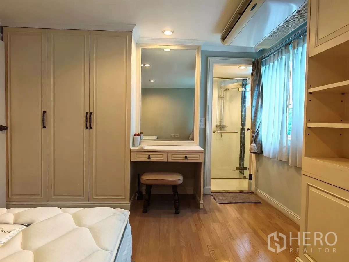 Condominium for rent in Pathum Wan, Bangkok - Bedroom corner with dressing table, wardrobes and en-suite shower.