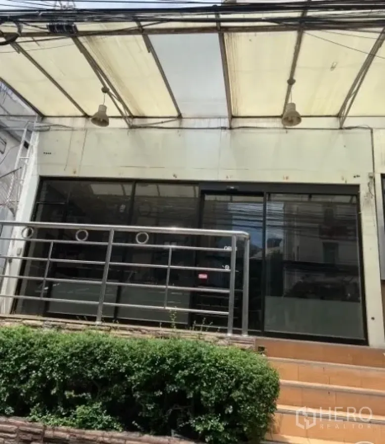 Retail Space for rent in Khlong Toei, Bangkok - Ground-floor shopfront with large windows and canopy on a Sukhumvit side street near BTS Nana.