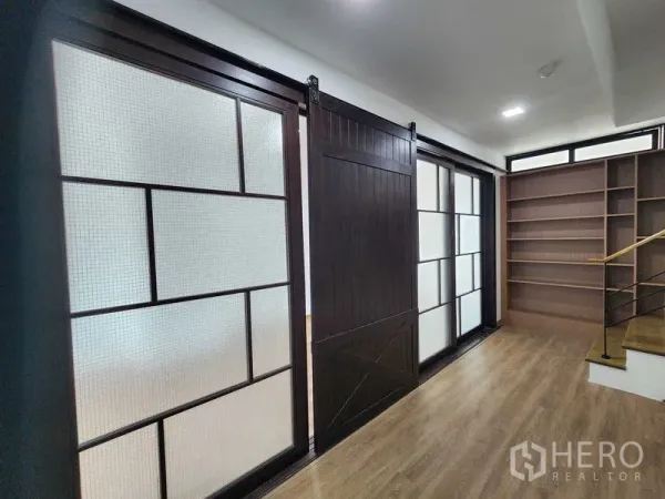 货栈 出租在Phra Khanong, Bangkok - 走廊设深色谷仓滑门与磨砂玻璃隔断