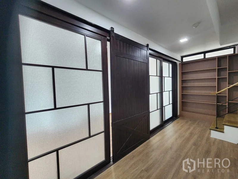 货栈 出租在Phra Khanong, Bangkok - 走廊设深色谷仓滑门与磨砂玻璃隔断