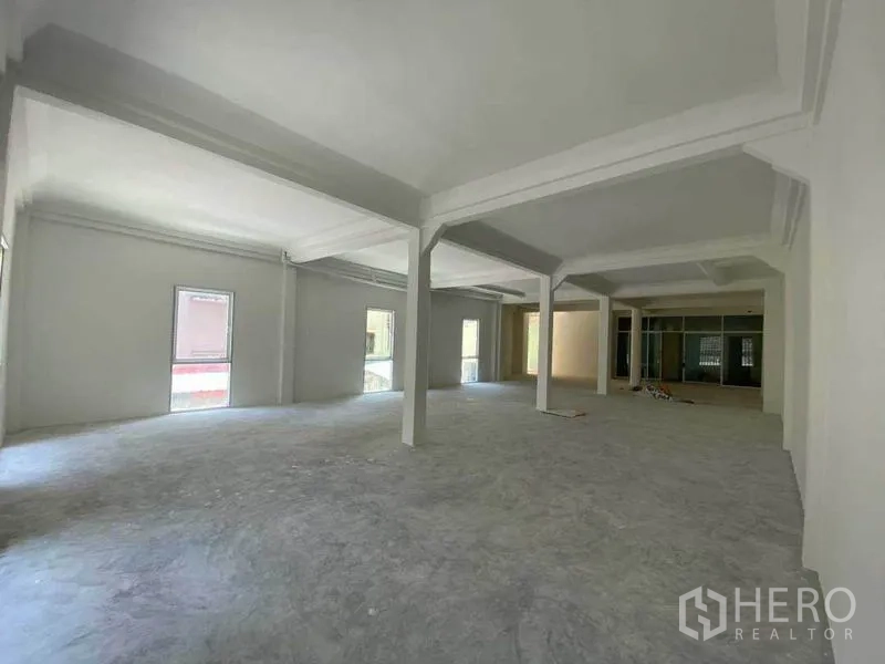 Retail Space for rent in Khlong Toei, Bangkok - Open retail floor with high ceilings, windows, and structural columns.