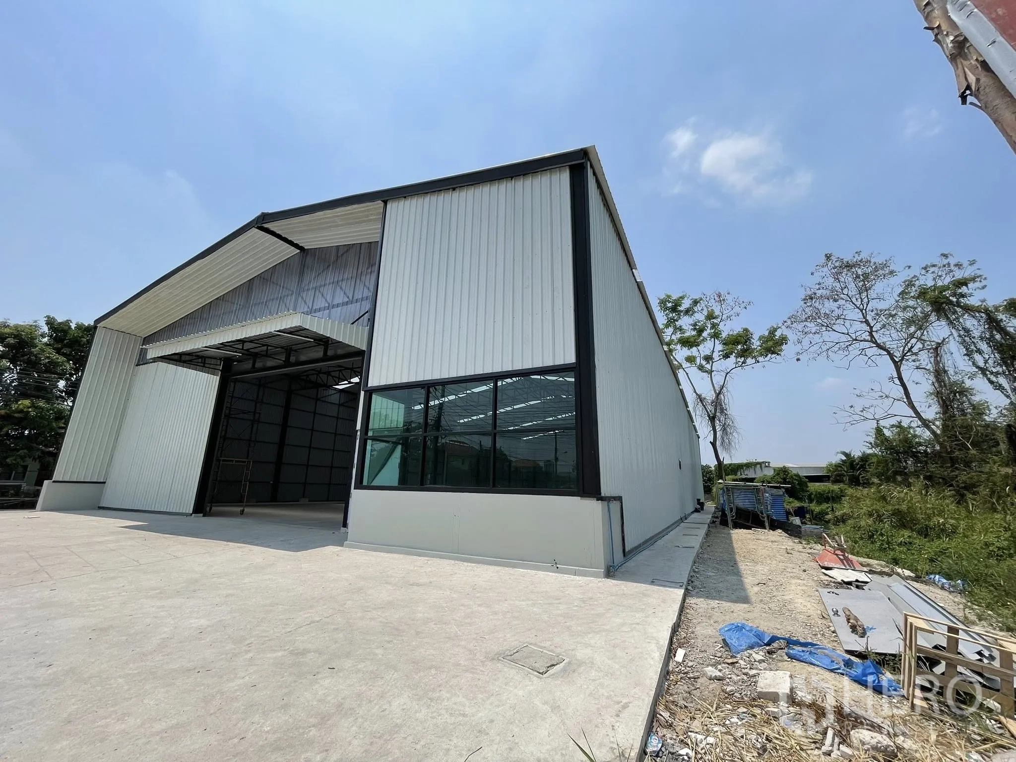 仓库 for rent in Pak Kret, Nonthaburi - 侧面视角，转角玻璃窗与侧边通道。