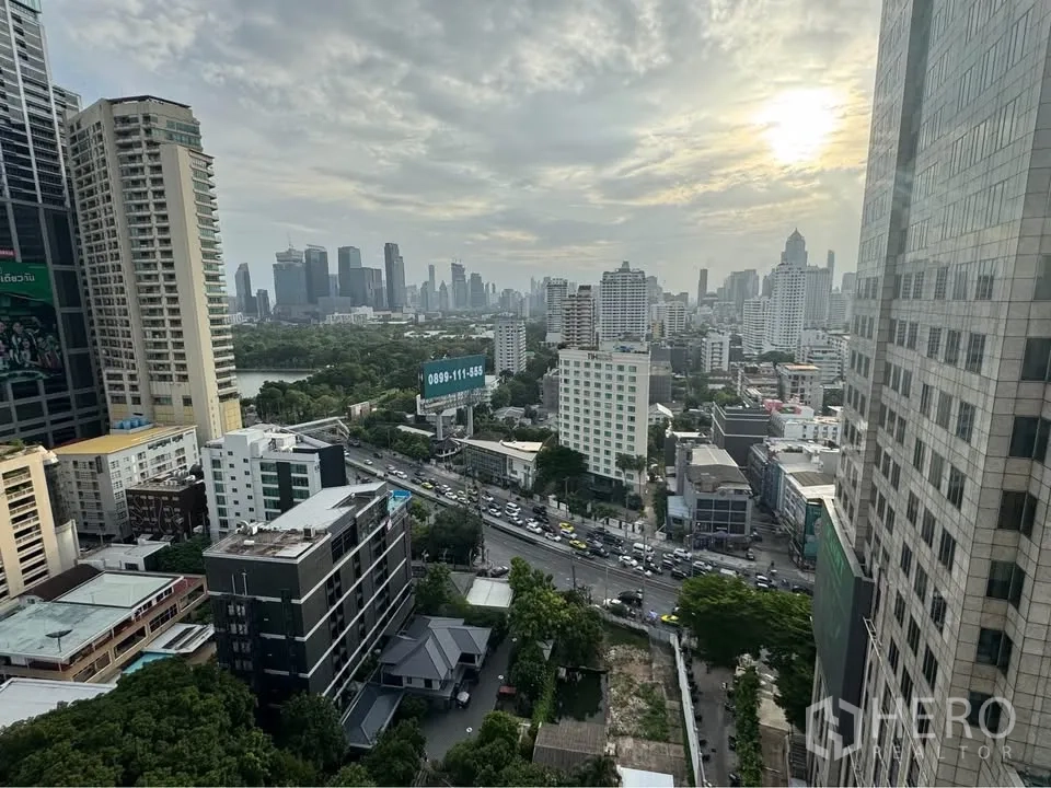 Condominium for rent or sale in Khlong Toei, Bangkok - High-floor city view over the Asok skyline and Benjakitti Park area.