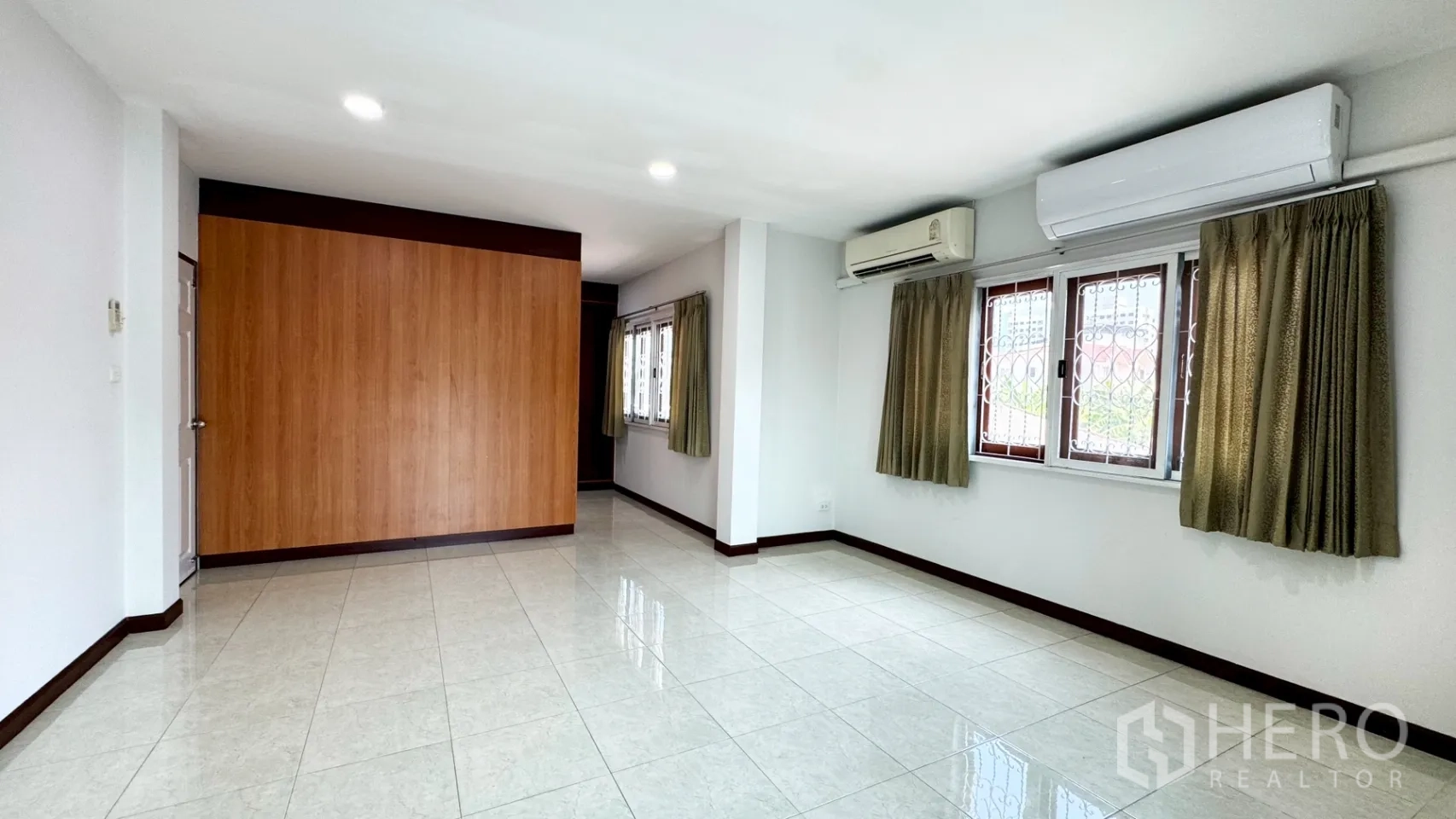 บ้านเดี่ยว for rent in Suan Luang, Bangkok - ห้องนอนกว้างติดเครื่องปรับอากาศสองเครื่อง มีหน้าต่างหลายบานพร้อมเหล็กดัดและผ้าม่าน