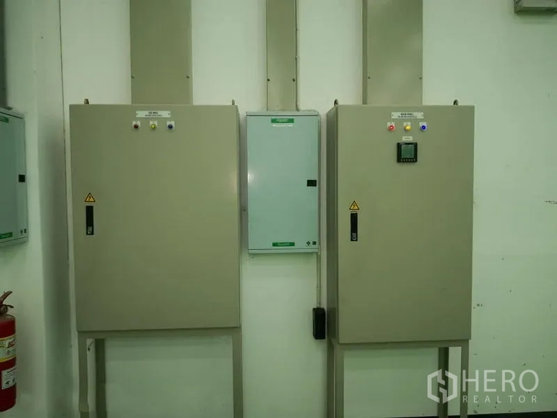 货栈 出租在Bang Phli, Samut Prakan - 仓库内安装的工业配电与控制柜。