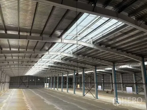 Factory for rent in Rayong - Close view of skylight roof sections and steel columns spanning the factory hall.
