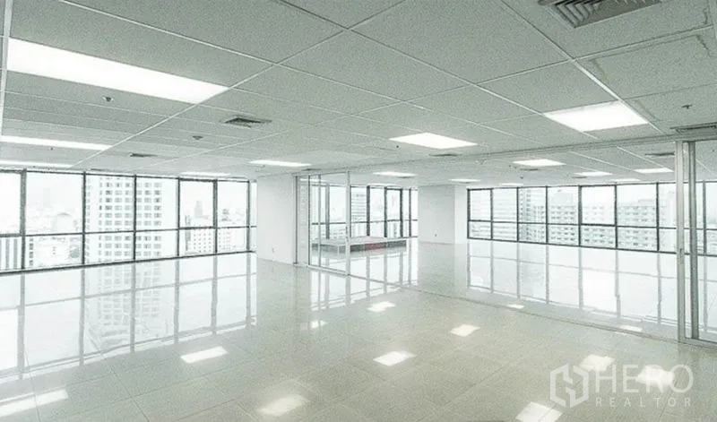 办公空间 出租在Huai Khwang, Bangkok - 空置的大型办公楼层，落地窗环绕，城市景观一览