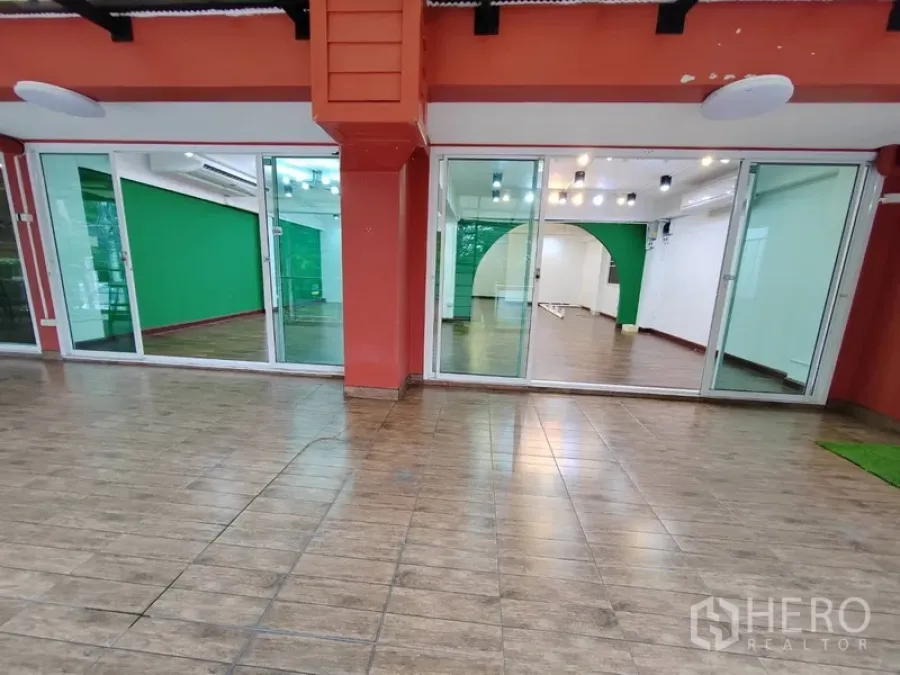 Retail Space for rent in Khlong Toei, Bangkok - Sliding glass shopfront with red columns and tiled floor