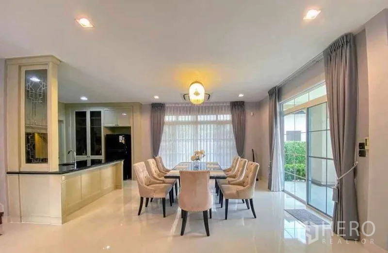 独立式住宅 出租在Bang Khen, Bangkok - 餐厅与开放式厨房相连，推拉门通向花园。