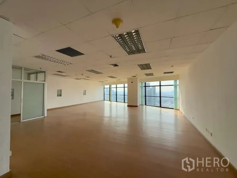 Office Space for rent in Chatuchak, Bangkok - Expansive office floor with two sides of glazing and abundant natural light.