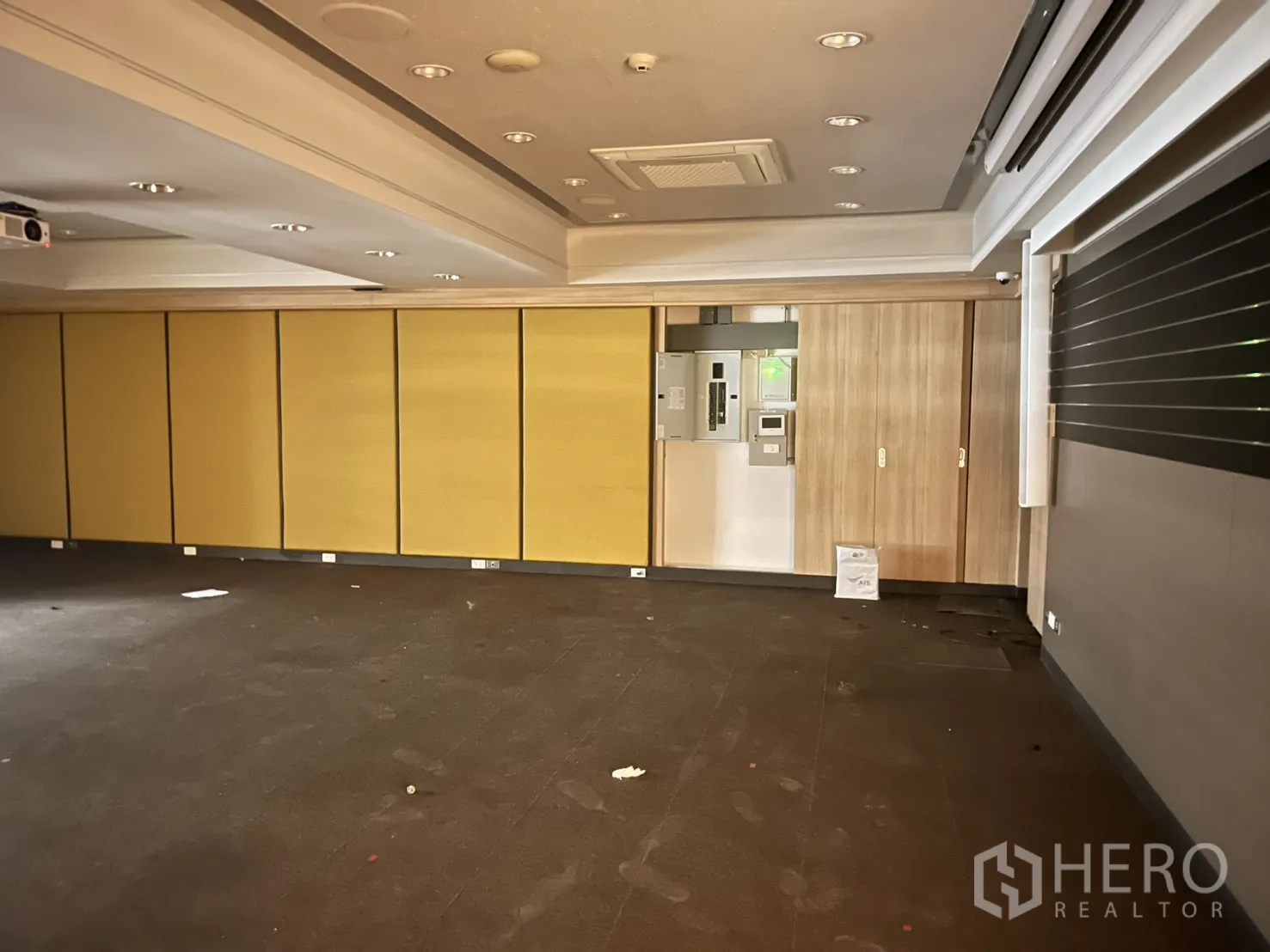 店屋 出租在Bang Rak, Bangkok - 大型多功能房，地毯、吊顶投影与配电柜