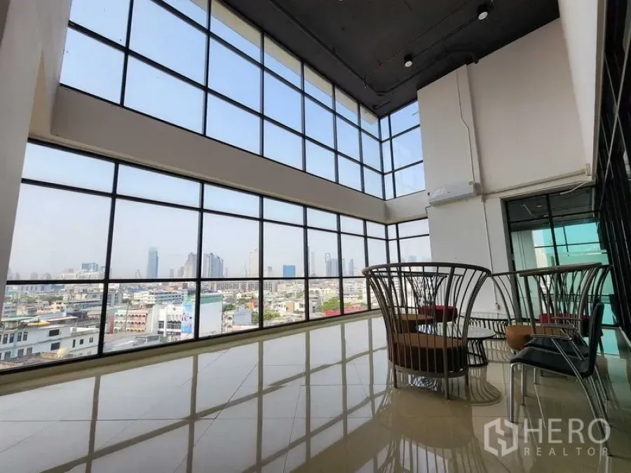 办公空间 出租在Yan Nawa, Bangkok - 双层挑高转角休息区，落地窗俯瞰曼谷天际线。