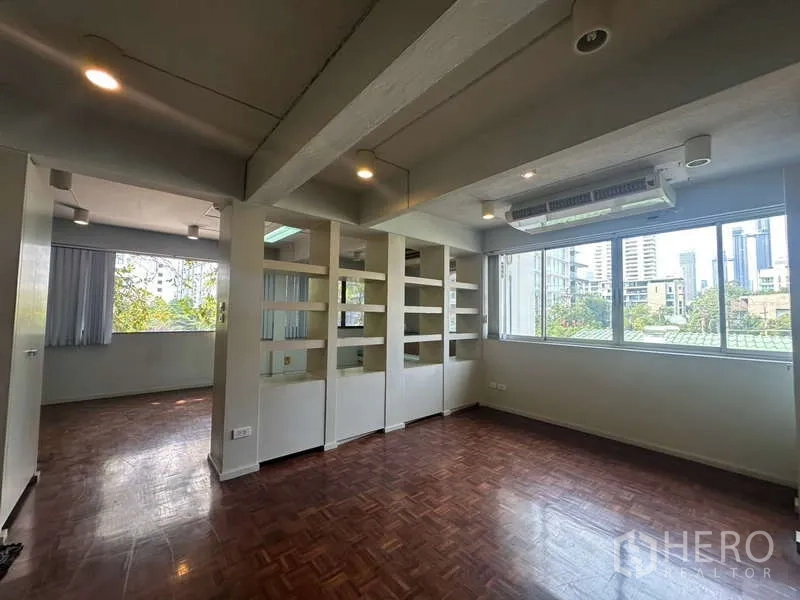 店屋 出租在Khlong Toei, Bangkok - 楼上工作区，拼花木地板，内置书架，可见城市景观