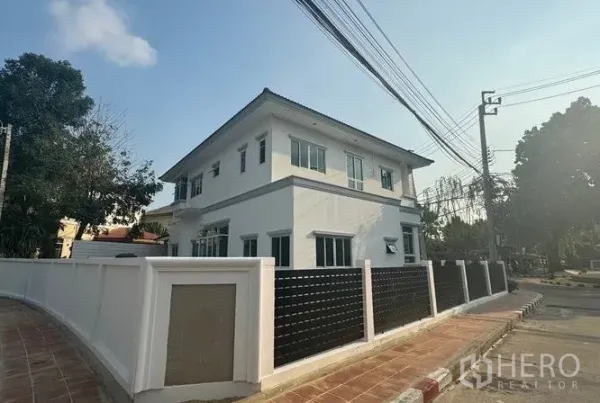 บ้าน ขายในPak Kret, Nonthaburi - ด้านข้างและหลังบ้าน พร้อมกำแพงรั้วทึบและช่องหน้าต่างหลายบาน